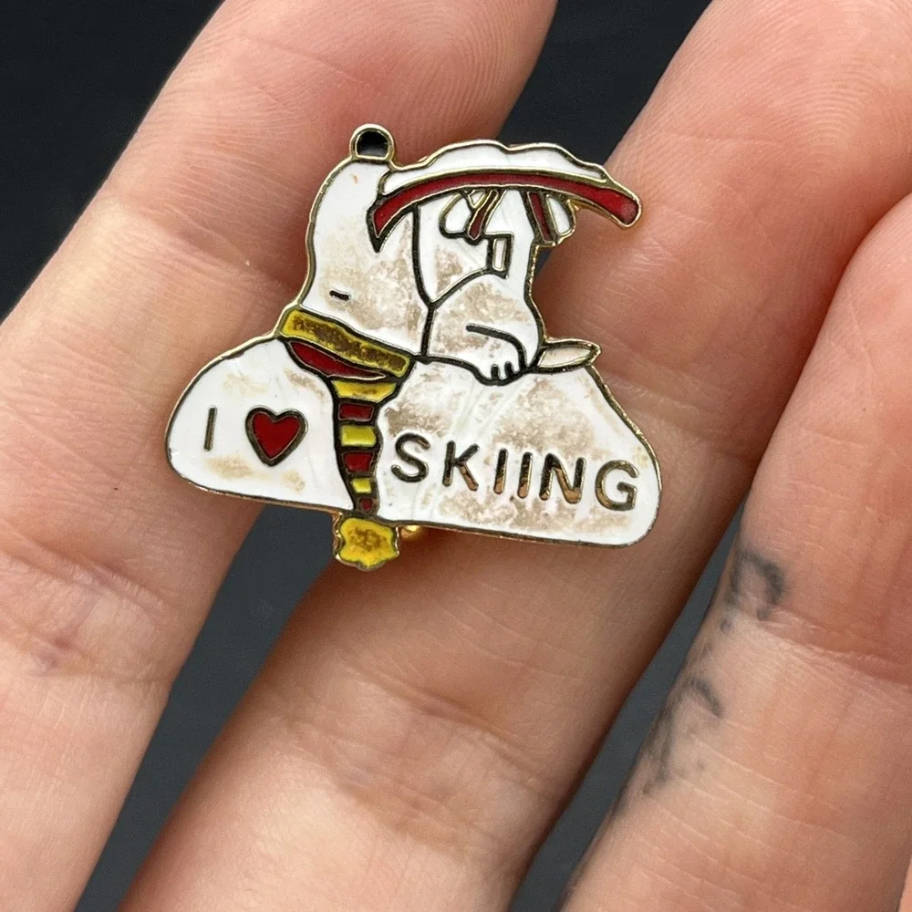 I Heart Love Skiing Snoopy Peanuts Dog Lapel Hat Pin
